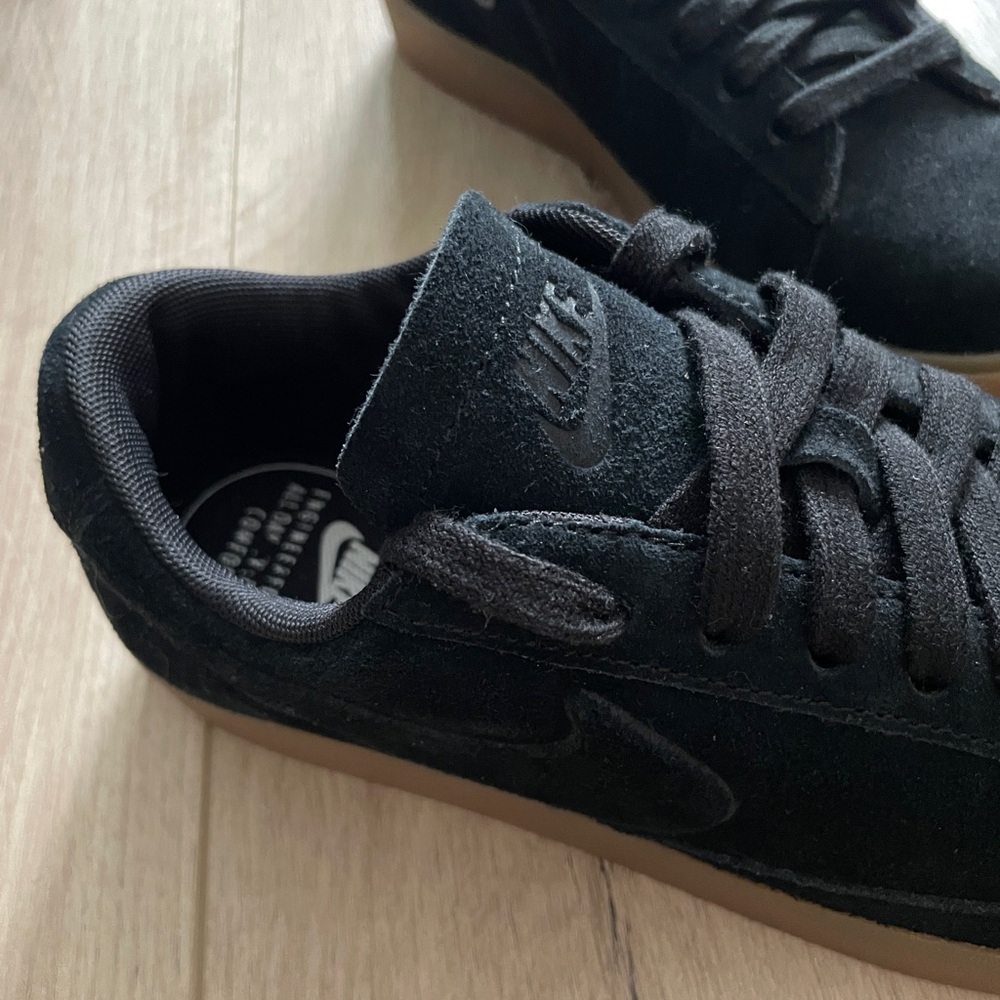 Nike Women’s Black Sneakers - Picture 2 of 10